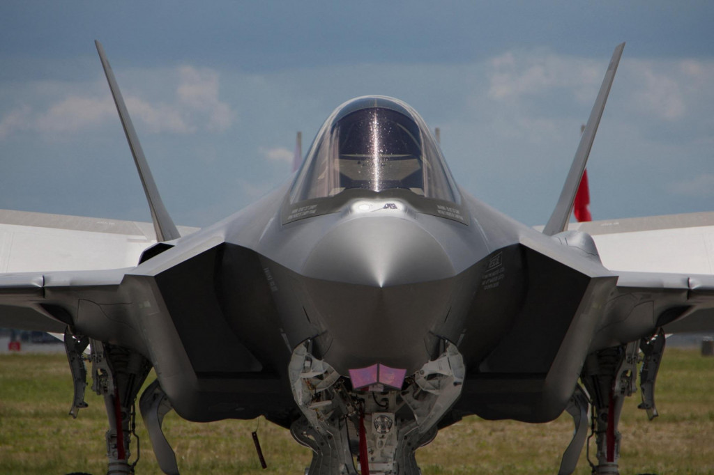Poľsk&eacute; letectvo 12. j&uacute;na predviedlo svoje novoz&iacute;skan&eacute; americk&eacute; &bdquo;stealth&ldquo; st&iacute;hačky F-35 Lightning II. FOTO: Reuters