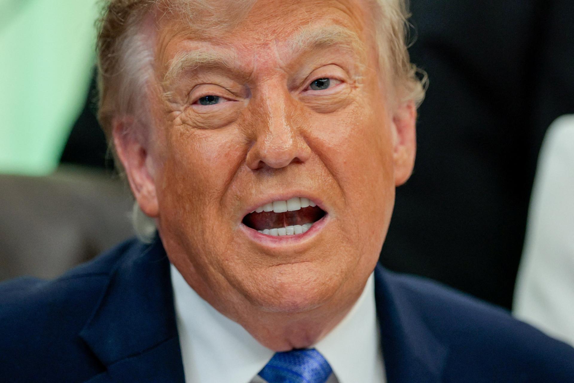Trump zrušil plánované údery na Irán, tvrdí, že rokovania po
