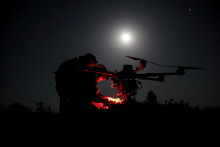 Ukrajinsk&iacute; vojaci pripravuj&uacute; ťažk&yacute; bojov&yacute; dron pred letom nad poz&iacute;ciami rusk&yacute;ch vojsk neďaleko frontov&eacute;ho mesta Časiv Jar. FOTO: Reuters/Ukrajinsk&eacute; ozbrojen&eacute; sily