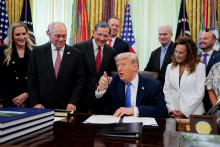 Prv&aacute; &scaron;&eacute;fka tajn&yacute;ch služieb USA za druh&eacute;ho Trumpovho mand&aacute;tu Gabbardov&aacute; v m&aacute;ji ozn&aacute;mila, že vo funkcii konč&iacute;. FOTO: Reuters