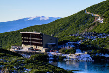 Na sn&iacute;mke Hotel Sliezsky dom pri zasneženom Velickom plese vo Vysok&yacute;ch Tatr&aacute;ch. FOTO: TASR/Veronika Mihalikov&aacute;