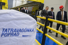 Na sn&iacute;mke tret&iacute; sprava predseda vl&aacute;dy Robert Fico (Smer-SD) a druh&yacute; sprava predseda predstavenstva Tatravag&oacute;nka Alexej Beljajev počas prehliadky priestorov novej robotickej lakovacej linky v Tatravag&oacute;nke v Poprade. FOTO: TASR/Michal Sv&iacute;tok