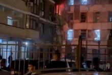 Ľudia sa zhromažďuj&uacute; pri obytnej budove po&scaron;kodenej počas &uacute;toku dronu, ktor&yacute; podľa miestnych &uacute;radov i&scaron;lo o nočn&yacute; ukrajinsk&yacute; &uacute;tok v Krasnodare. FOTO: Reuters
