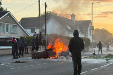 V Belfaste tis&iacute;ce nahnevan&yacute;ch a zamaskovan&yacute;ch &Iacute;rov sa vrhli do mestskej časti, kde žij&uacute; prevažne imigranti. FOTO: Reuters/Isabel Infantes