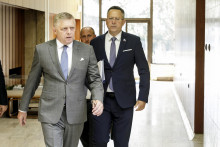 Zľava premi&eacute;r Robert Fico a minister financi&iacute; Ladislav Kamenick&yacute;. FOTO:TASR/D. Veselsk&yacute;