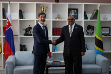 Minister zahraničn&yacute;ch vec&iacute; a eur&oacute;pskych z&aacute;ležitost&iacute; SR Juraj Blan&aacute;r (Smer-SD) so svoj&iacute;m tanz&aacute;nijsk&yacute;m rezortn&yacute;m partnerom Mahmoudom Thabitom Kombom pred ich stretnut&iacute;m v Dar es Salaam v Tanz&aacute;nii. FOTO: MZVEZ SR