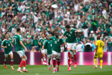 Mexick&yacute; hr&aacute;č Julian Quinones (uprostred) oslavuje po tom, ako strelil &uacute;vodn&yacute; g&oacute;l počas z&aacute;pasu A-skupiny Mexiko &ndash; Juhoafrick&aacute; republika na MS 2026 vo futbale v Mexicu City 11. j&uacute;na 2026. FOTO: TASR/AP