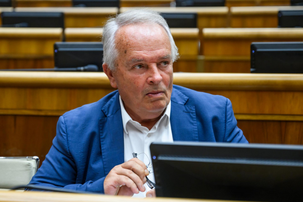 Čak&aacute; sa či Miroslav Radačovsk&yacute; opust&iacute; N&aacute;rodn&uacute; radu. FOTO: TASR/J. Nov&aacute;k