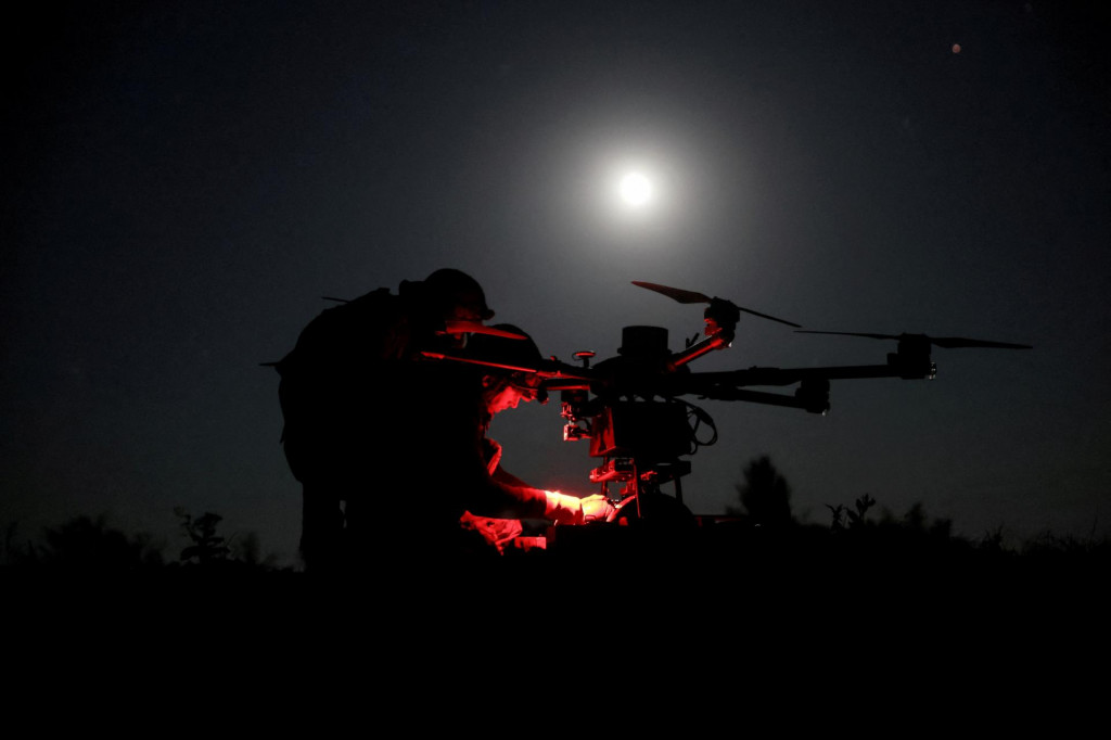 Ukrajinsk&iacute; vojaci pripravuj&uacute; ťažk&yacute; bojov&yacute; dron pred letom nad poz&iacute;ciami rusk&yacute;ch vojsk neďaleko frontov&eacute;ho mesta Časiv Jar. FOTO: Reuters/Ukrajinsk&eacute; ozbrojen&eacute; sily
