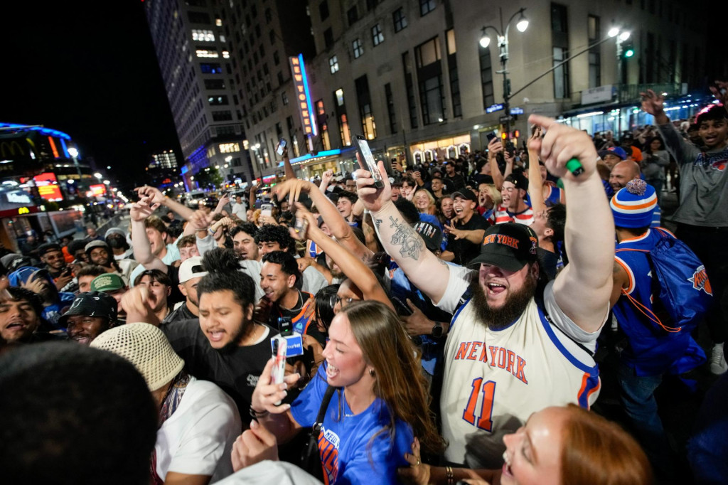 Fan&uacute;&scaron;ikovia neďaleko Madison Square Garden po treťom z&aacute;pase fin&aacute;le NBA medzi New York Knicks a San Antonio Spurs v New Yorku. FOTO: Reuters