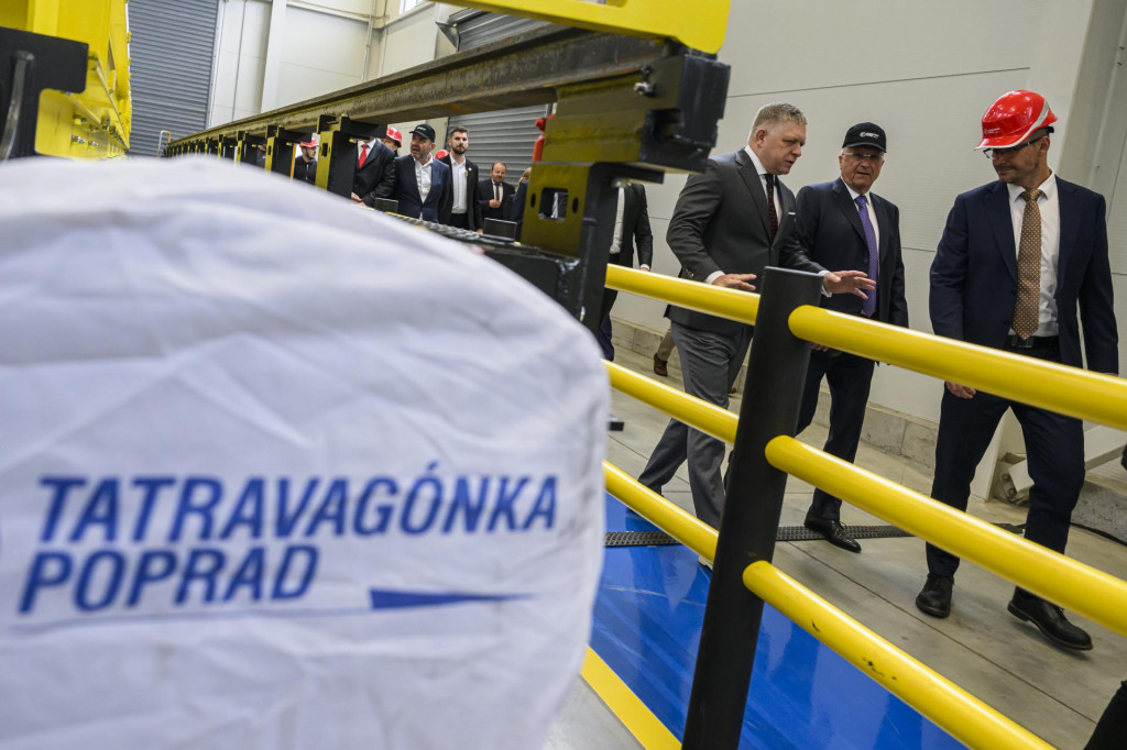 Na sn&iacute;mke tret&iacute; sprava predseda vl&aacute;dy Robert Fico (Smer-SD) a druh&yacute; sprava predseda predstavenstva Tatravag&oacute;nka Alexej Beljajev počas prehliadky priestorov novej robotickej lakovacej linky v Tatravag&oacute;nke v Poprade. FOTO: TASR/Michal Sv&iacute;tok
