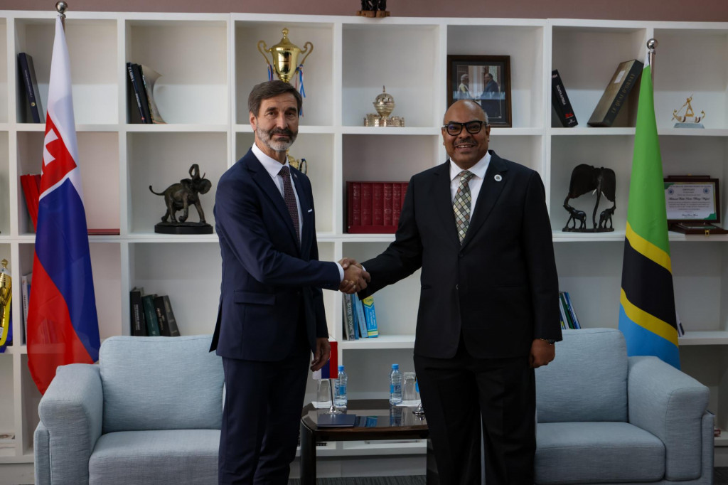 Minister zahraničn&yacute;ch vec&iacute; a eur&oacute;pskych z&aacute;ležitost&iacute; SR Juraj Blan&aacute;r (Smer-SD) so svoj&iacute;m tanz&aacute;nijsk&yacute;m rezortn&yacute;m partnerom Mahmoudom Thabitom Kombom pred ich stretnut&iacute;m v Dar es Salaam v Tanz&aacute;nii. FOTO: MZVEZ SR