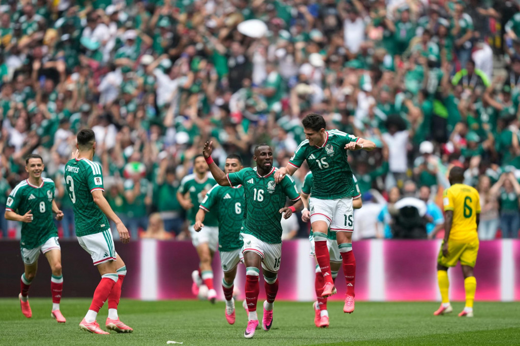 Mexick&yacute; hr&aacute;č Julian Quinones (uprostred) oslavuje po tom, ako strelil &uacute;vodn&yacute; g&oacute;l počas z&aacute;pasu A-skupiny Mexiko &ndash; Juhoafrick&aacute; republika na MS 2026 vo futbale v Mexicu City 11. j&uacute;na 2026. FOTO: TASR/AP