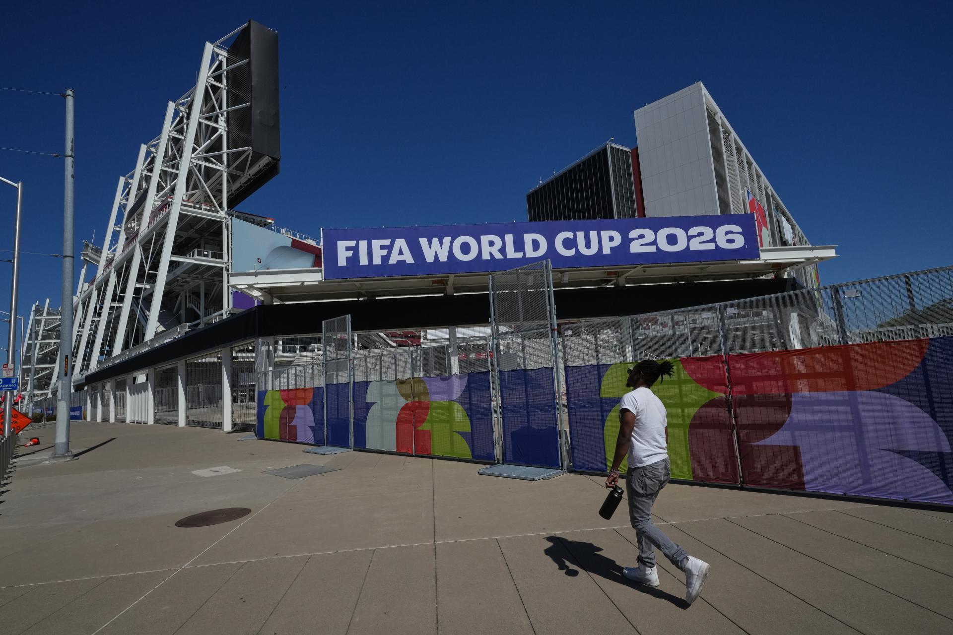 Futbalov&yacute; &scaron;ampion&aacute;t prinesie miliardy dol&aacute;rov