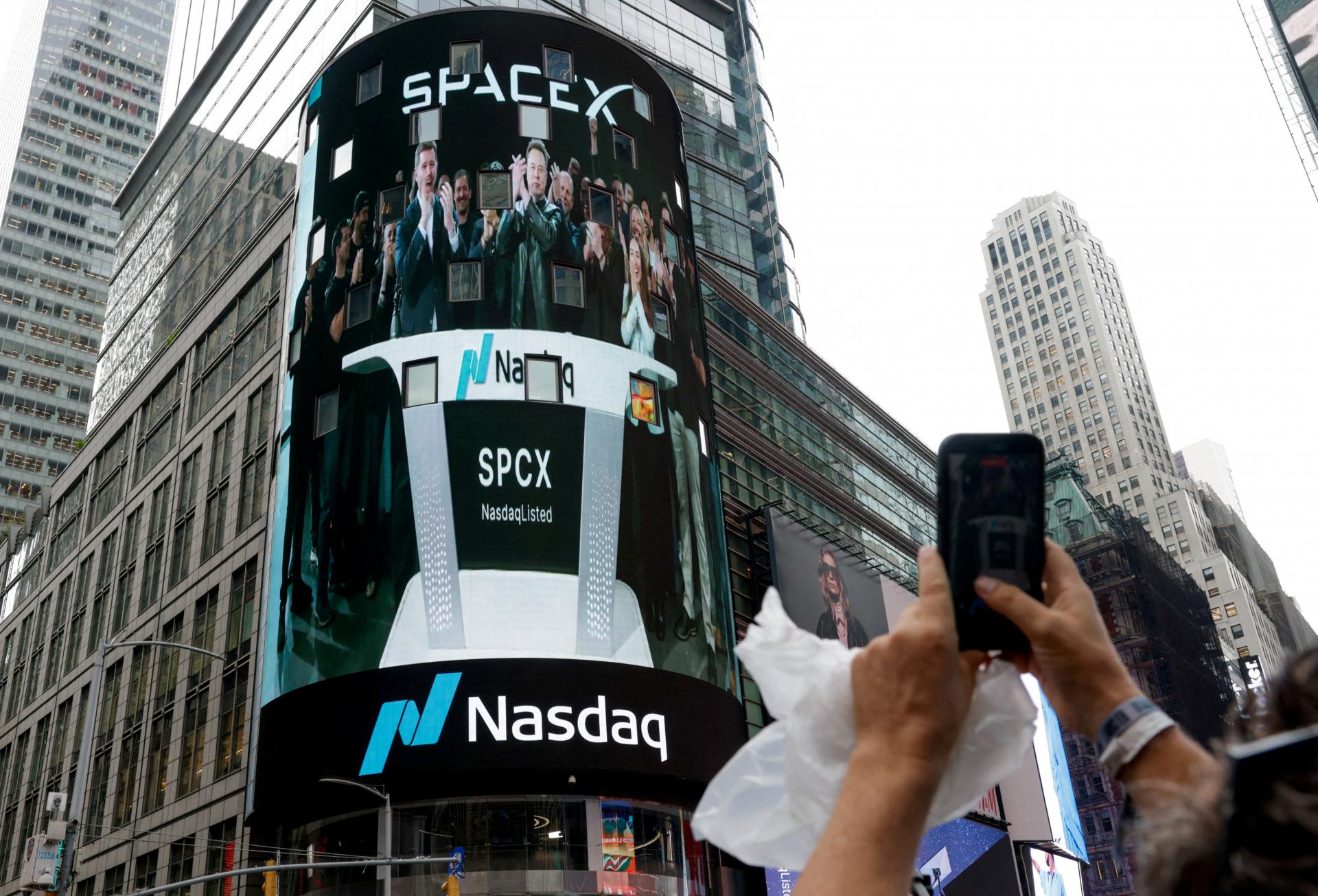 Akcie SpaceX vyleteli nahor, z Muska je prv&yacute; dol&aacute;rov&yacute; bilion&aacute;r