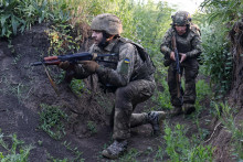 Ukrajinsk&iacute; vojaci sa z&uacute;častňuj&uacute; vojensk&eacute;ho v&yacute;cviku neďaleko frontovej l&iacute;nie v Z&aacute;porožskej oblasti. FOTO: REUTERS/UKRAJINSK&Eacute; OZBROJEN&Eacute; SILY