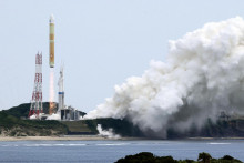 Nosn&aacute; raketa novej gener&aacute;cie H3 vo verzii H3-30S poh&aacute;ňan&aacute; v&yacute;lučne kvapaln&yacute;m palivom od&scaron;tartovala z Vesm&iacute;rneho centra Tanega&scaron;ima v juhoz&aacute;padnom Japonsku. FOTO: TASR/AP