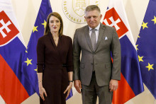 Predseda vl&aacute;dy Robert Fico a predsedn&iacute;čka Eur&oacute;pskeho parlamentu Roberta Metsolov&aacute;. FOTO: TASR/Dano Veselsk&yacute;