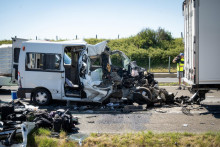 Policajti a z&aacute;chran&aacute;ri zasahuj&uacute; po dvoch dopravn&yacute;ch nehod&aacute;ch na diaľnici M1 pri Győri v piatok 12. j&uacute;na 2026. FOTO: TASR/DUNA/MTI-Csaba Krizsan