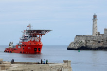 Kolumbijsk&aacute; n&aacute;morn&aacute; loď ARC Caribe s humanit&aacute;rnou pomocou pri&scaron;la do Havany. FOTO: Reuters