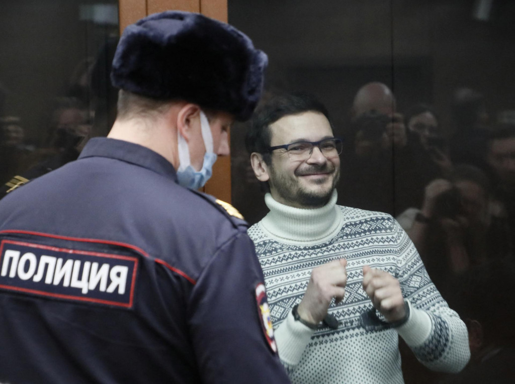 Rusk&yacute; opozičn&yacute; l&iacute;der, b&yacute;val&yacute; moskovsk&yacute; mestsk&yacute; poslanec Iľja Ja&scaron;in, stoj&iacute; v sklenenej klietke pre obžalovan&yacute;ch pred vynesen&iacute;m rozsudku na Me&scaron;čanskom okresnom s&uacute;de v Moskve (9. decembra 2022). FOTO: Reuters