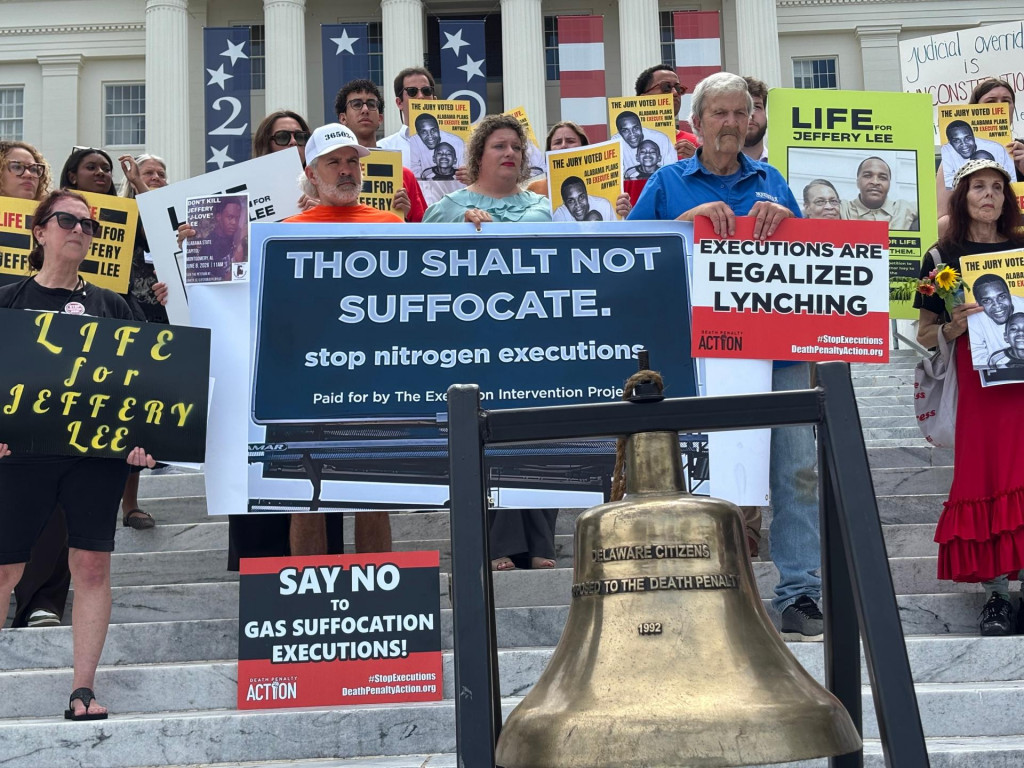 Demon&scaron;tranti sa zhromaždili pred miestnym Kapitolom, aby protestovali proti bl&iacute;žiacej sa poprave v&auml;zňa pomocou plynn&eacute;ho dus&iacute;ka v meste Montgomery v americkom &scaron;t&aacute;te Alabama. FOTO: TASR/AP