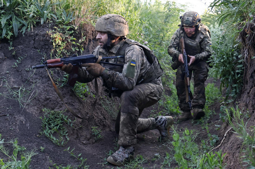 Ukrajinsk&iacute; vojaci sa z&uacute;častňuj&uacute; vojensk&eacute;ho v&yacute;cviku neďaleko frontovej l&iacute;nie v Z&aacute;porožskej oblasti. FOTO: REUTERS/UKRAJINSK&Eacute; OZBROJEN&Eacute; SILY