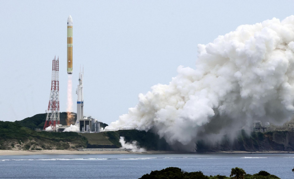 Nosn&aacute; raketa novej gener&aacute;cie H3 vo verzii H3-30S poh&aacute;ňan&aacute; v&yacute;lučne kvapaln&yacute;m palivom od&scaron;tartovala z Vesm&iacute;rneho centra Tanega&scaron;ima v juhoz&aacute;padnom Japonsku. FOTO: TASR/AP