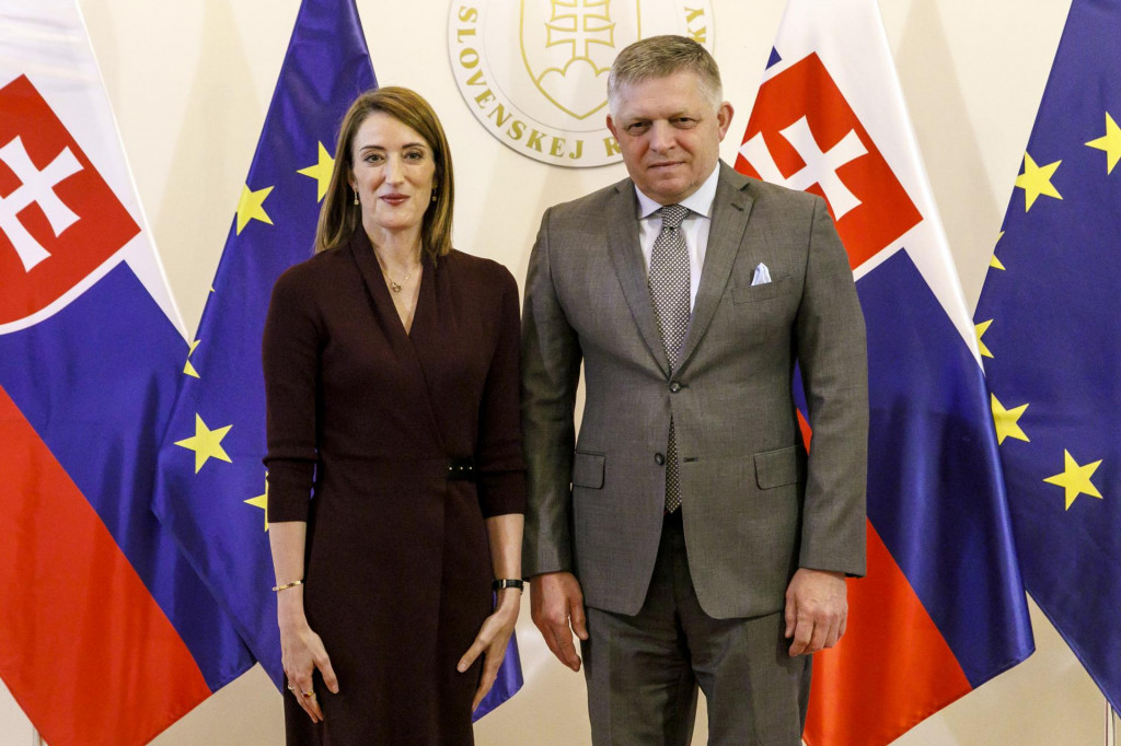 Predseda vl&aacute;dy Robert Fico a predsedn&iacute;čka Eur&oacute;pskeho parlamentu Roberta Metsolov&aacute;. FOTO: TASR/Dano Veselsk&yacute;