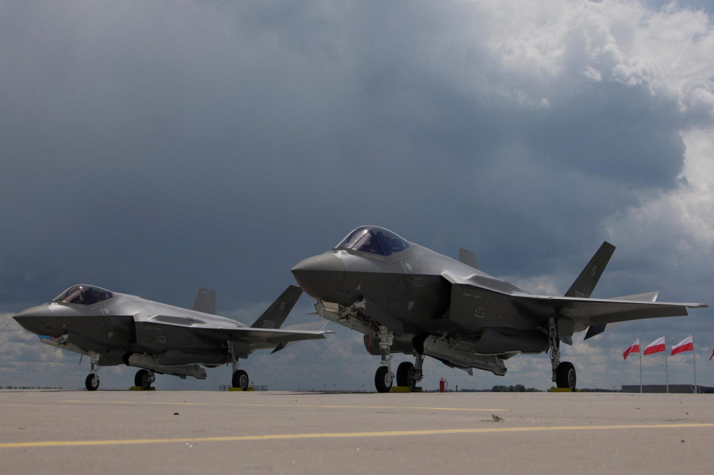Novoz&iacute;skan&eacute; poľsk&eacute; st&iacute;hačky F-35 Lightning II s neviditeľn&yacute;m dizajnom. FOTO: Reuters