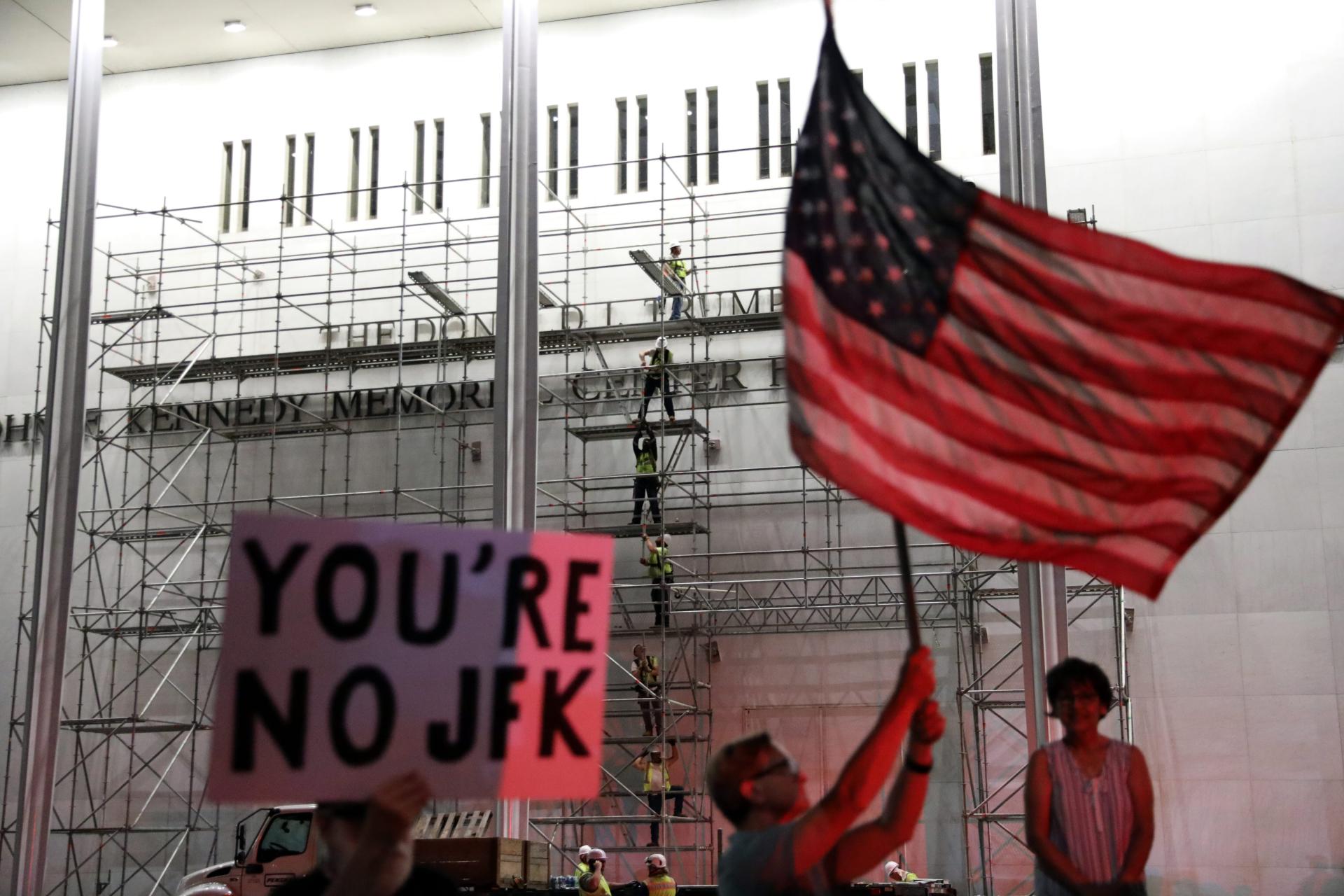 Kennedyho centrum v sobotu začalo odstraňovať Trumpove meno z budovy