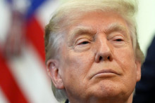KK8 Washington - Americk&yacute; prezident Donald Trump sa &uacute;častn&iacute; podujatia, na ktorom podp&iacute;sal vyhl&aacute;senie t&yacute;kaj&uacute;ce sa ryb&aacute;rskeho priemyslu v Ov&aacute;lnej pracovni v Bielom dome vo Washingtone 11. j&uacute;na 2026. Americk&yacute; prezident Donald Trump ozn&aacute;mil vo &scaron;tvrtok dosiahnutie dohody s Ir&aacute;nom, ktor&aacute; m&aacute; ukončiť vojnu na Bl&iacute;zkom v&yacute;chode. Dodal tiež, že k podpisu dokumentu by malo d&ocirc;jsť v najbliž&scaron;&iacute;ch dňoch v Eur&oacute;pe. FOTO TASR/AP
President Donald Trump is pictured during an event where he signs a proclamation about the fishing industry, in the Oval Office of the White House, Thursday, June 11, 2026, in Washington. (AP Photo/Jacquelyn Martin) FOTO: Jacquelyn Martin