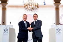 Franc&uacute;zsky prezident Emmanuel Macron (vpravo) si pod&aacute;va ruku s kanadsk&yacute;m premi&eacute;rom Markom Carneym. FOTO: TASR/AP