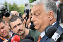 AG50 Budape&scaron;ť - L&iacute;der maďarskej strany Fidesz a b&yacute;val&yacute; premi&eacute;r Viktor Orb&aacute;n odpoved&aacute; na ot&aacute;zky novin&aacute;rov počas zjazdu strany Fidesz v Budape&scaron;ti v sobotu 13. j&uacute;na 2026. Na zjazde d&ocirc;jde aj k radik&aacute;lnej zmene organizačnej &scaron;trukt&uacute;ry Fideszu. FOTO TASR/AP

Fidesz party head and former prime minister Viktor Orban, center, speaks to the press as he arrives at the opposition Fidesz party&lsquo;s working congress meeting, in Budapest, Hungary, Saturday, June 13, 2026. (Zoltan Mathe/MTI via AP) FOTO: Zoltan Mathe