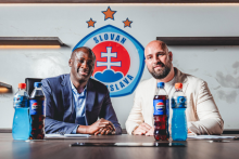 Nov&yacute; tr&eacute;ner Slovana Yaya Tour&eacute; a gener&aacute;lny riaditeľ Ivan Kmotr&iacute;k mlad&scaron;&iacute;. FOTO: &Scaron;K Slovan Bratislava