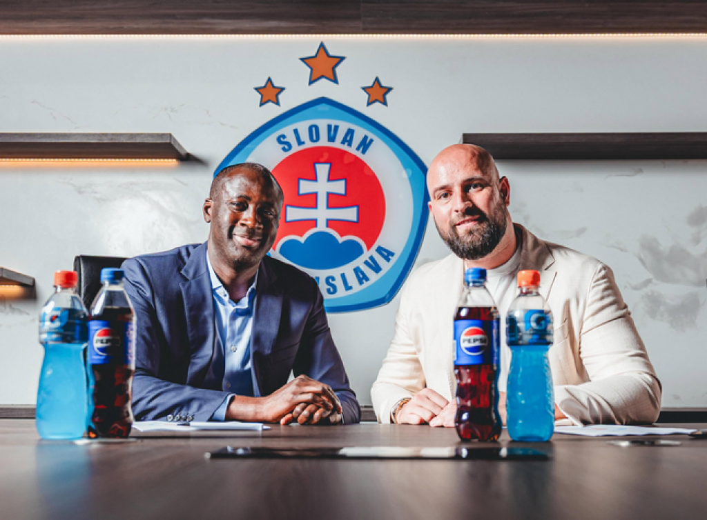 Nov&yacute; tr&eacute;ner Slovana Yaya Tour&eacute; a gener&aacute;lny riaditeľ Ivan Kmotr&iacute;k mlad&scaron;&iacute;. FOTO: &Scaron;K Slovan Bratislava