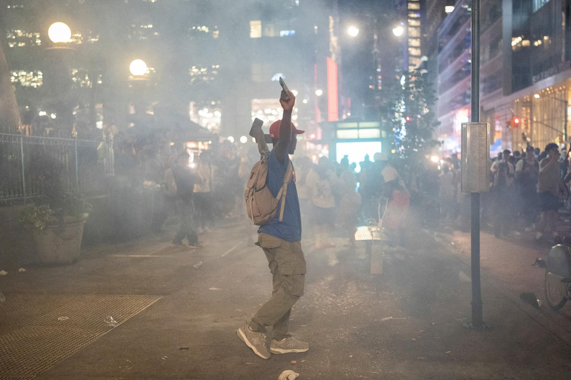Oslavy titulu Knicks v New Yorku sprev&aacute;dzali nepokoje, pol&iacute;cia zadržala desiatky ľud&iacute;
