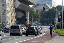V utorok r&aacute;no d&ocirc;jde podľa pol&iacute;cie z d&ocirc;vodu odchodu zahraničnej deleg&aacute;cie op&auml;tovne ku kr&aacute;tkodobej uz&aacute;vere diaľnice D2 a D4 od centra mesta k hraničn&eacute;mu priechodu s Rak&uacute;skom. FOTO: TASR/Dano Veselsk&yacute;