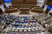Na sn&iacute;mke poslanci N&aacute;rodnej rady po hlasovan&iacute; o otvoren&iacute; 55. sch&ocirc;dze k odvol&aacute;vaniu ministra &scaron;kolstva SR Tom&aacute;&scaron;a Druckera (Hlas-SD). FOTO: TASR/Martin Baumann