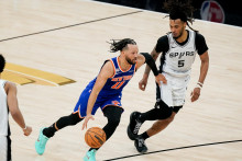 Hrdinom rozhoduj&uacute;ceho duelu bol Jalen Brunson, ktor&yacute; si prip&iacute;sal 45 bodov vr&aacute;tane trin&aacute;stich v s&eacute;rii v z&aacute;verečnej &scaron;tvrtine, v ktorej rež&iacute;roval obrat.  FOTO:Dustin Safranek/Imagn Images