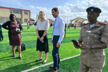 Juraj Blan&aacute;r si v kenskej Joske neďaleko Nairobi prezrel z&aacute;kladn&uacute; &scaron;kolu veden&uacute; rod&aacute;čkou z Topoľčian D&aacute;riou Kimuli. FOTO: HN/Pavel Novotn&yacute;