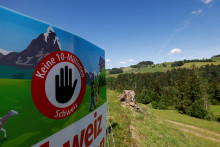 Ak by bol n&aacute;vrh schv&aacute;len&yacute;, &Scaron;vajčiarsko by sa stalo jedinou krajinou sveta, ktor&aacute; by stanovila strop na veľkosť svojej popul&aacute;cie. FOTO: REUTERS