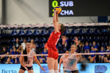 Na sn&iacute;mke v strede Anna Koh&uacute;tov&aacute; (Slovensko) počas z&aacute;pasu Eur&oacute;pskej ligy žien vo volejbale Slovensko - F&iacute;nsko v Poprade 14. j&uacute;na 2026. FOTO: TASR/Veronika Mihalikov&aacute;