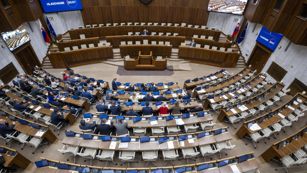 Na sn&iacute;mke poslanci N&aacute;rodnej rady po hlasovan&iacute; o otvoren&iacute; 55. sch&ocirc;dze k odvol&aacute;vaniu ministra &scaron;kolstva SR Tom&aacute;&scaron;a Druckera (Hlas-SD). FOTO: TASR/Martin Baumann