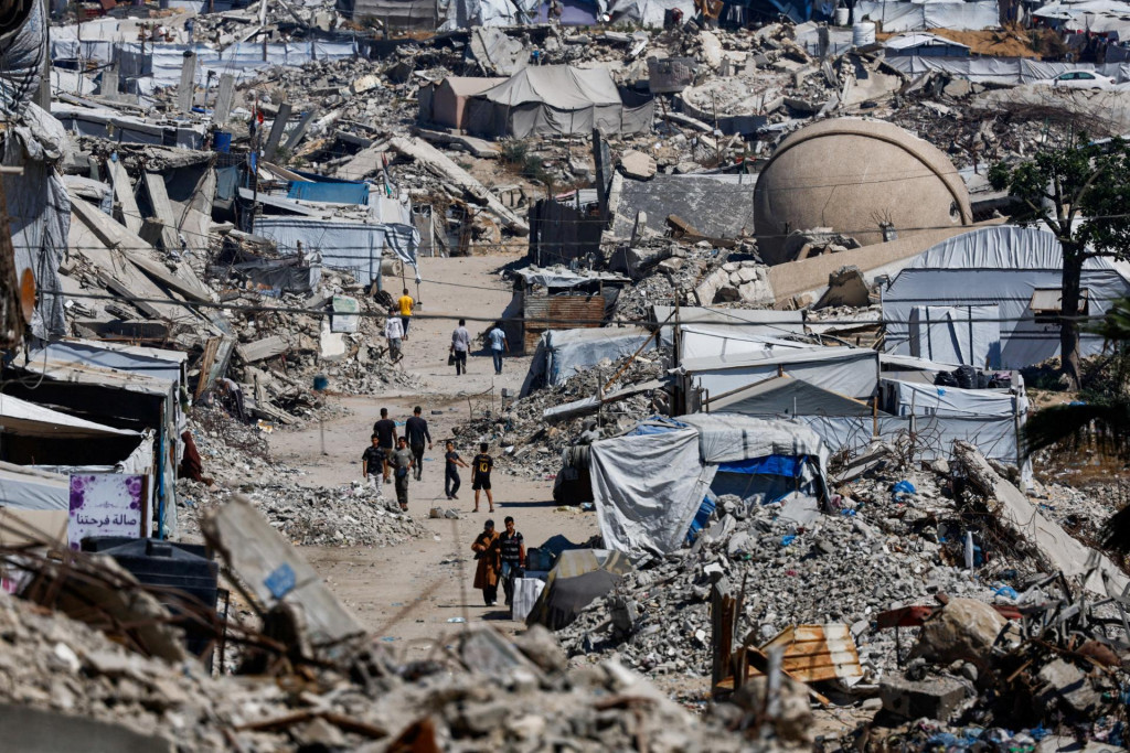 Reuters poznamenal, že pr&iacute;merie z okt&oacute;bra 2025 doteraz nedok&aacute;zalo zastaviť izraelsk&eacute; &uacute;toky v Gaze ani zabezpečiť odzbrojenie ozbrojencov Hamasu. FOTO: REUTERS