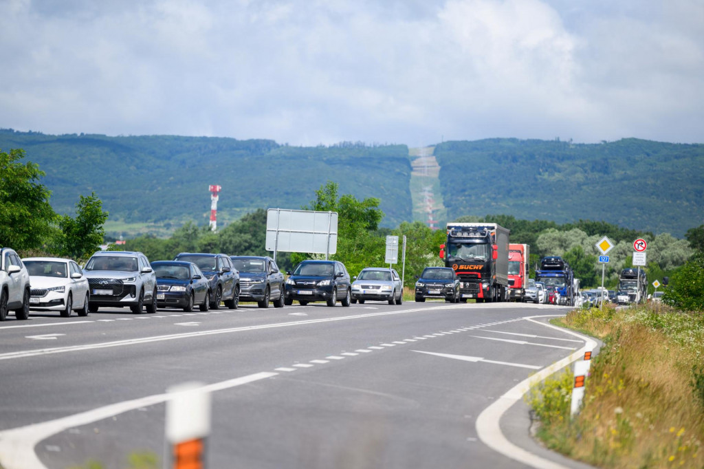 Na sn&iacute;mke kol&oacute;na na dialnici D1 medzi Bernol&aacute;kovom a Ivankou pri Dunaji počas v&iacute;kendovej uz&aacute;very bratislavskej D1 v smere do Bratislavy. FOTO: TASR/Jaroslav Nov&aacute;k