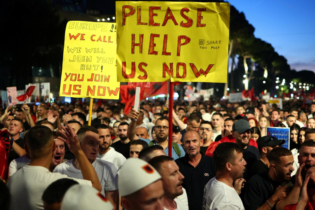 &bdquo;Protesty sa nezastavia, k&yacute;m obyvatelia dediny Rrjoll nedostan&uacute; od&scaron;kodnenie. Sme 200 rod&iacute;n, ktor&yacute;ch p&ocirc;da bola zabaven&aacute;,&ldquo; uviedol jeden z protestuj&uacute;cich. FOTO: REUTERS