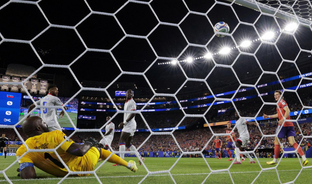 &Scaron;k&oacute;ti zv&iacute;ťazili vo svojom prvom vyst&uacute;pen&iacute; na svetovom &scaron;ampion&aacute;te v USA, Kanade a Mexiku nad reprezent&aacute;ciou Haiti 1:0 g&oacute;lom Johna McGinna z 28. min&uacute;ty. FOTO: REUTERS