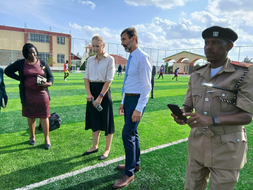Juraj Blan&aacute;r si v kenskej Joske neďaleko Nairobi prezrel z&aacute;kladn&uacute; &scaron;kolu veden&uacute; rod&aacute;čkou z Topoľčian D&aacute;riou Kimuli. FOTO: HN/Pavel Novotn&yacute;