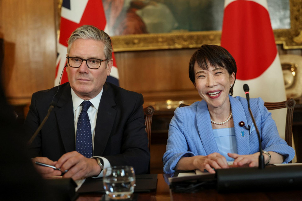 Britsk&yacute; premi&eacute;r Keir Starmer a japonsk&aacute; premi&eacute;rka Sanae Takaičiov&aacute; na spoločnom stretnut&iacute; na Downing Street v Lond&yacute;ne 14. j&uacute;na 2026. FOTO: TASR/AP